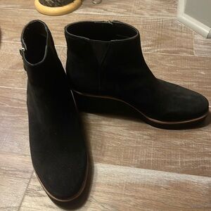 Bionic ankle boots, gentle Vibram wedge heel, water repellent.